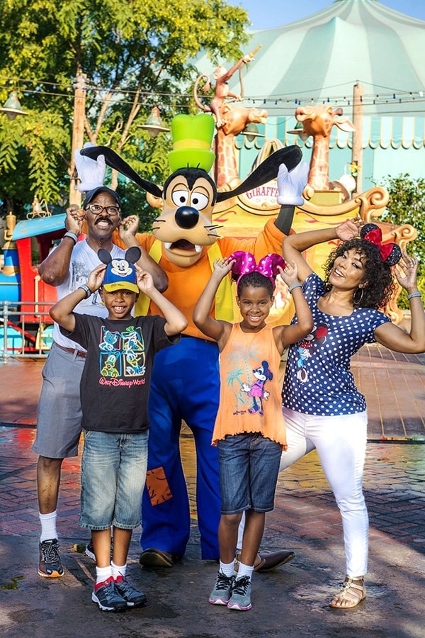 Bronwyn Vance with her family posing for a photo with Goofy.